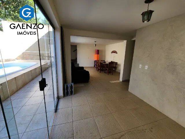 Casa de Condomínio à venda com 6 quartos, 320m² - Foto 3