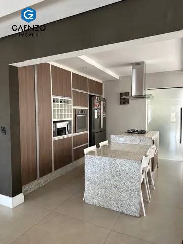 Casa à venda com 3 quartos, 330m² - Foto 7