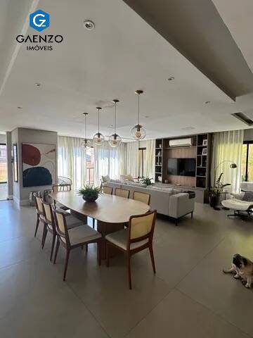 Casa à venda com 3 quartos, 330m² - Foto 1