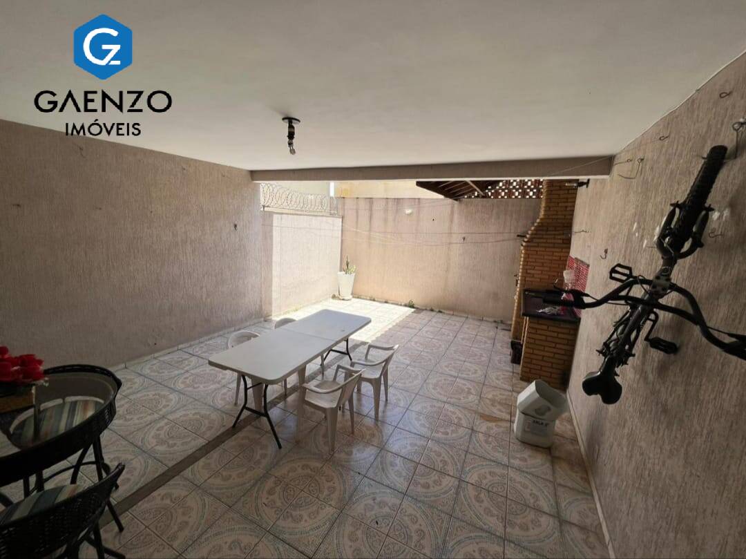 Casa à venda com 3 quartos, 141m² - Foto 1