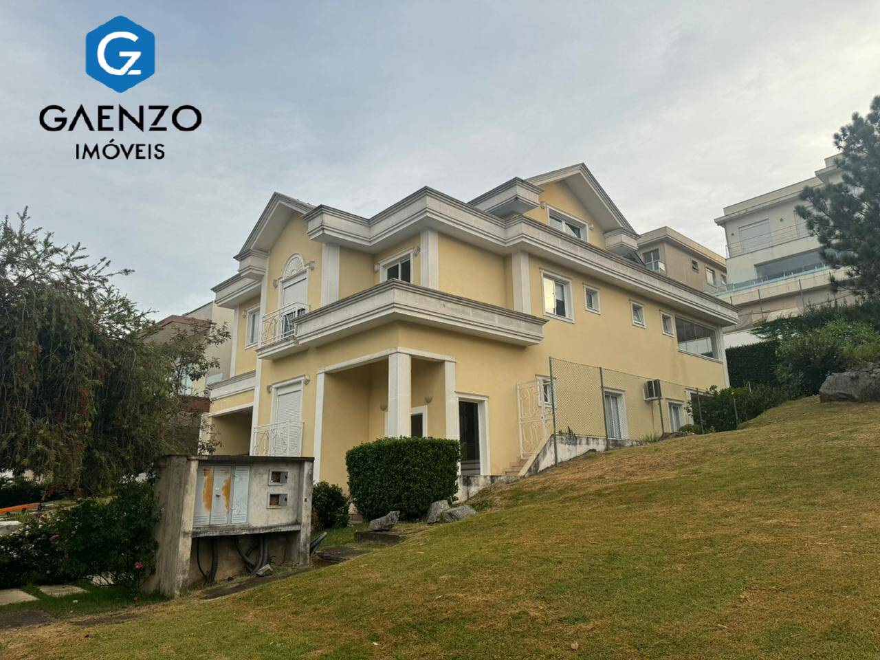 Casa de Condomínio à venda e aluguel com 5 quartos, 440m² - Foto 1